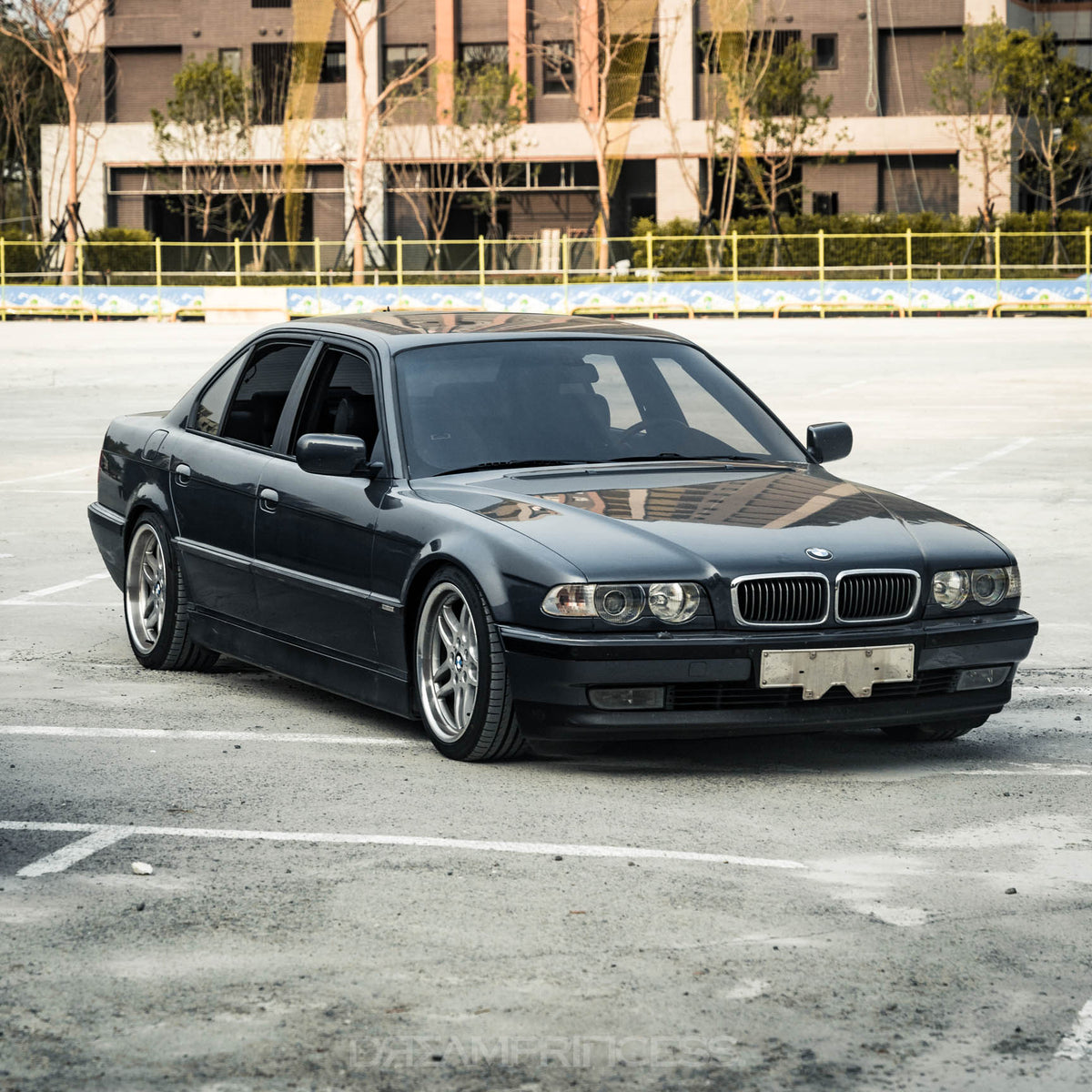 BMW E38 parked outdoors