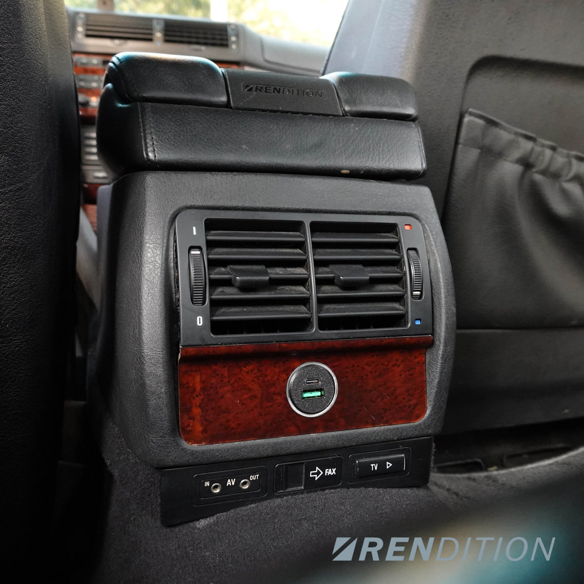 BMW E38 後排 USB 充電器接口