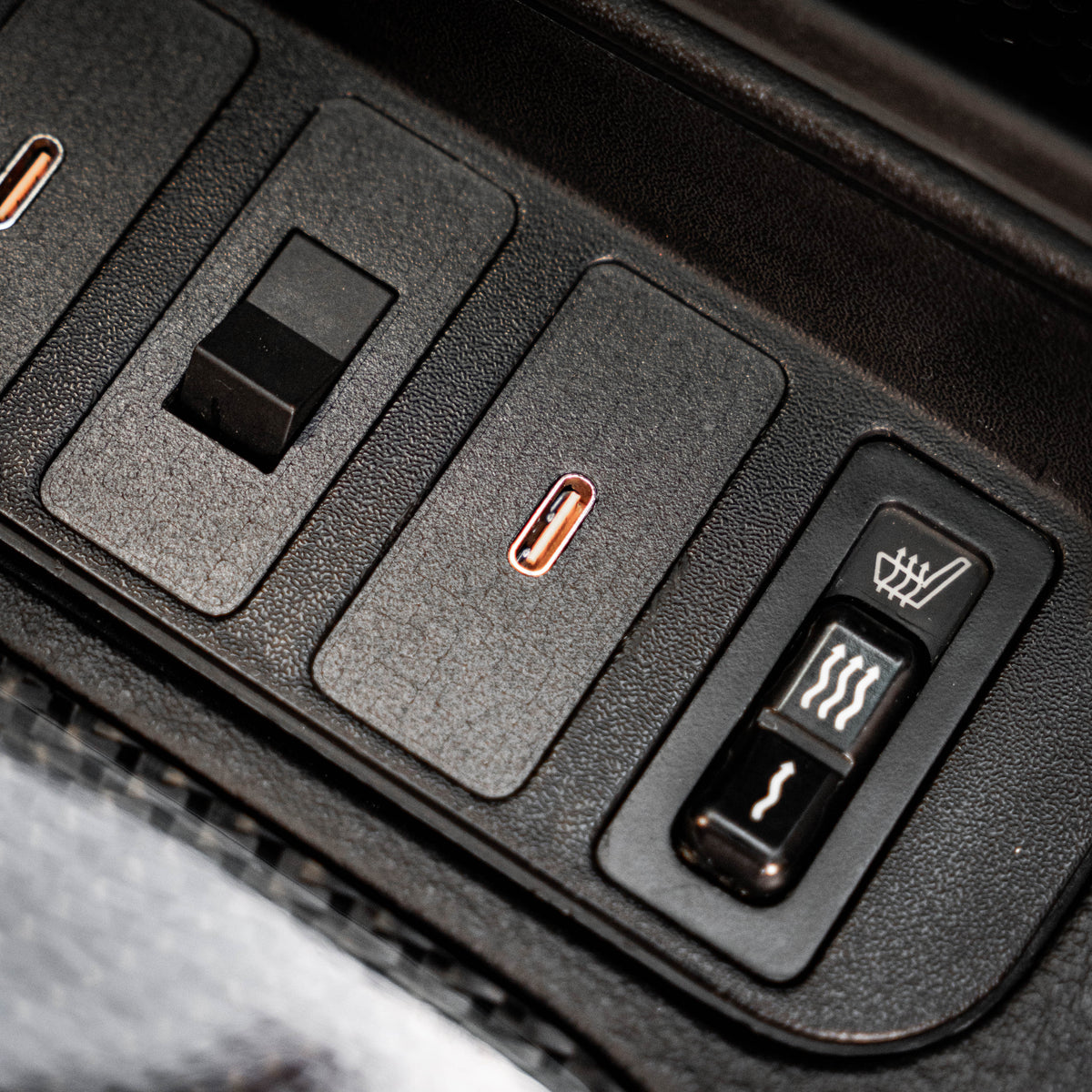 BMW E36 USB A and USB C charging module