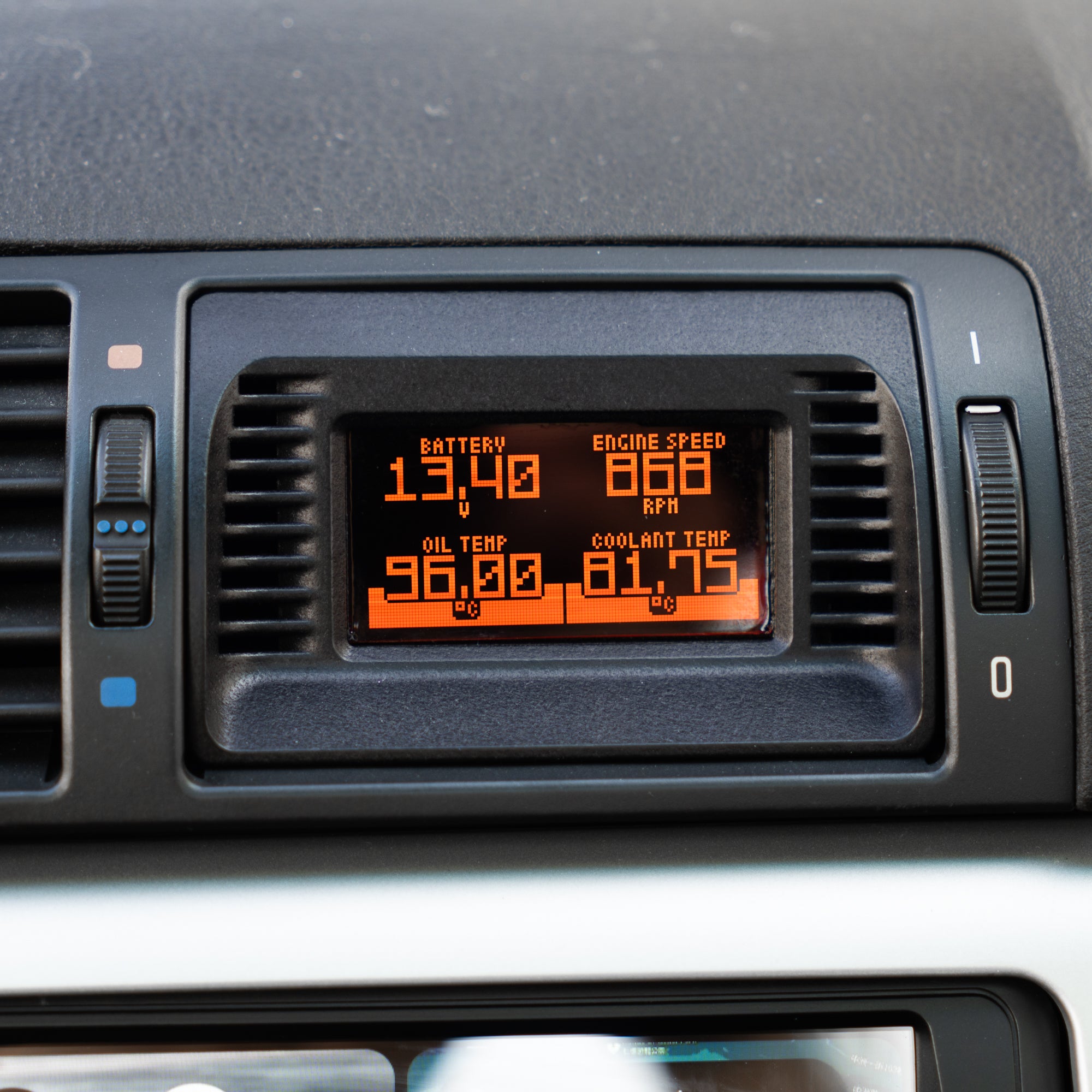 Rendition Gauge.S – 適用於BMW E39 和 E46 的中央通風口數位儀表