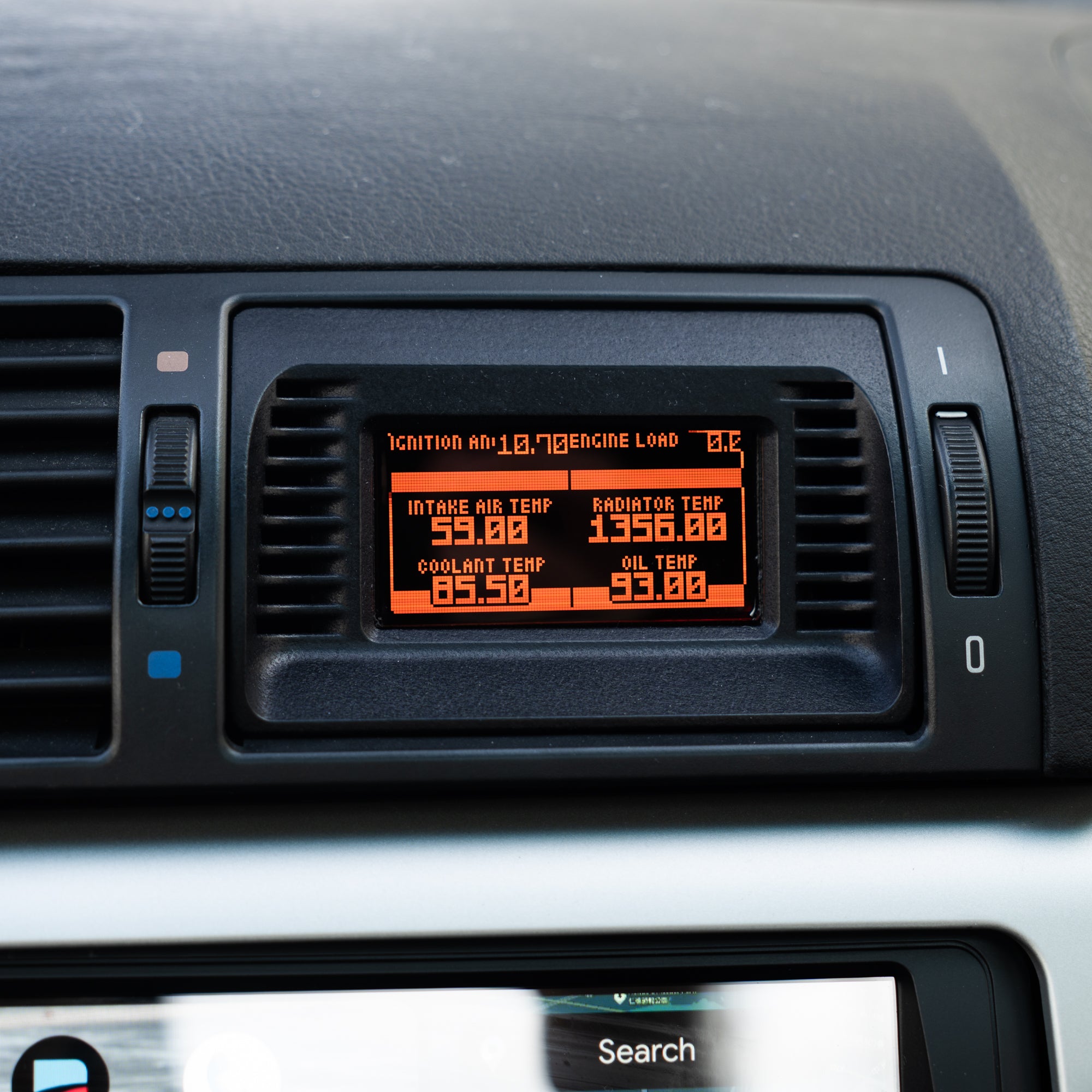 Rendition Gauge.S – 適用於BMW E39 和 E46 的中央通風口數位儀表