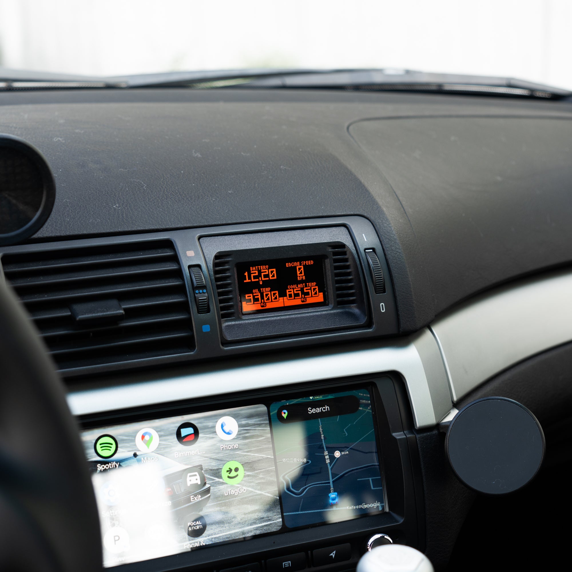 Rendition Gauge.S – 適用於BMW E39 和 E46 的中央通風口數位儀表