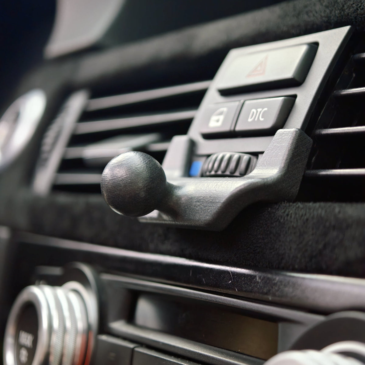 BMW E9x center phone mount with 17 mm ball, bracket detail.